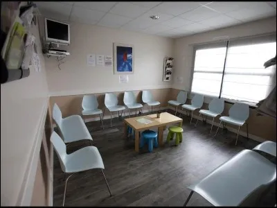 Dans les différents services, cet espace permet aux patients de patienter dans l'attente de leur prise en charge par l'équipe médicale. C'est...