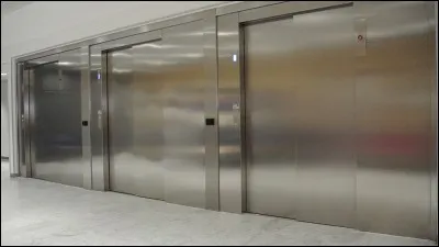 Ces portes métalliques permettent aux personnes d'accéder aux étages supérieurs, sans gravir la centaines de marches que comporte le bâtiment. Ce sont les...