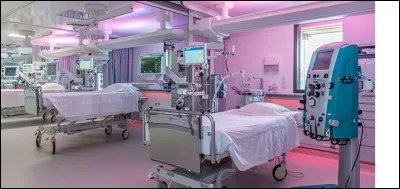 Troisième étage, les personnes en urgences vitales se trouvent ici. Elles sont prises en charge d'une façon optimale et de manière médicalisée. Ce sont les...