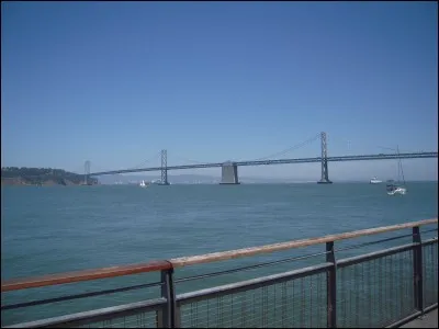 "...est une frontière entre mer et terre le désert et la vie ... 
est si près d'ici qu'en fermant les yeux tu pourrais la voir
du fond de ton lit ..." : quel est le titre de cette chanson de Julien Clerc ?