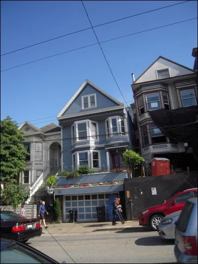 " C'est une maison bleue adossée à la colline On y vient à pied On ne frappe pas Ceux qui vivent là ont jeté la clé..." : dans quelle ville se trouve la "Maison bleue" chantée par Maxime le Forestier ?