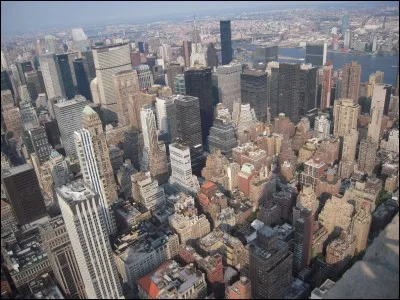 J'ai vu New York New York U.S.A. J'ai vu New York
New York U.S.A. J'ai jamais rien vu d'eau J'ai jamais rien vu d'aussi haut Oh! c'est haut, c'est haut New York New York U.S.A..." : qui chante ainsi "New York U.S.A." ?