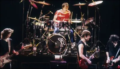 "Un jour j'irai à New-York avec toi toutes les nuits déconner Et voir aucun film en entier, ça va d'soi Avoir la vie partagée, tailladée Bercés par le ronron de l'air conditionné..." : qui chante "New-York avec toi", en 1984 ?