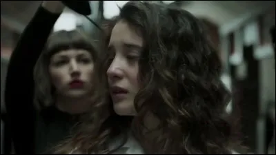 Comment se nomme la jeune fille située au premier plan ?