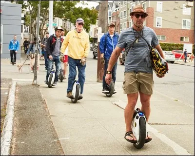 Le moteur de cet unicycle est assisté d'une batterie : il est peu énergivore et pas très dispendieux d'achat. Son inventeur, Ted McDonald, voit le centre-ville avec des piétons, des cyclistes et des engins propulsés par des humains.
Quel est le nom de cet engin ?