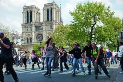 L'idée derrière cette sortie du dimanche après-midi (et du vendredi soir) est de patiner à roues alignées d'une manière relaxe avec en esprit un mutuel respect. La balade hebdomadaire attire 3000 patineurs et plus, de même que plusieurs niveaux d'habilité pour attirer couples et familles. C'est bon d'y porter un casque et des protections. Quelle est l'activité ?