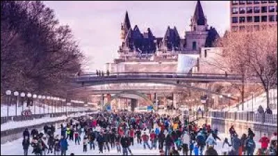 Chaque hiver, 7,8 kilomètres de cette rivière sont utilisés pour y patiner sur la plus grande patinoire naturelle au monde, site patrimonial mondial, selon l'UNESCO. Les tronçons ouverts de la patinoire sont accessibles jour et nuit, mais la nuit, il y a davantage de travail d'entretien. Sur quoi patine-t-on et où ?