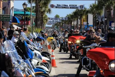 Certaines démesures sont typiquement américaines : annuellement, ce festival de la moto, qui se tient la première semaine de mars, attire 1/2 millions de touristes motocyclistes. La fièvre du printemps les réunit pour des courses, concerts, fêtes et des activités de rue. Faites attention à ne pas vous endormir sur la plage parce qu'on y roule. On est où ?