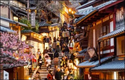 Pour y faire du shopping, il y faut marcher. Magasiner est là une activité à part entière, à faire spécifiquement au coeur de la ville, qui regorge de magasins traditionnels (pour y trouver les omamori. ) ou de "100 yen shop" où l'on trouve de tout pour un euro. Où se trouvent ces rues piétonnières ?