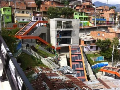 Pourrait-on croire que cette ville, ancien refuge des barons de la drogue, en Colombie, a été élue la plus innovante du monde ? On a misé sur l'urbanisme social et le transport : l'urbanisme est devenu un facteur de changement social et économique. Les habitants construisent depuis 10 ans. 
Ainsi, elle est la seule du monde à utiliser des escaliers roulants comme moyen de transport. Où est-on ?