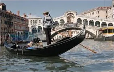 Un autre symbole typique et puissant pour cette superbe cité maritime : elle a été l'un des moyens de transport à Venise pendant les 500 dernières années, devenant plus étroite et plus longue.
La caractéristique principale, de cette embarcation vénitienne, est son ornement de proue. Quel bateau prenons-nous à Venise ?