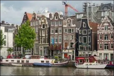 C'était un des moyens de transports originaux d'Amsterdam, en plus aujourd'hui, beaucoup d'entre elles sont âgées de plus de 100 ans et tout en ayant encore les équipements de navigation, on retrouve aussi, à leur côtés, des équipements modernes, tels que l'électricité, le chauffage et l'eau courante. On les appelle...