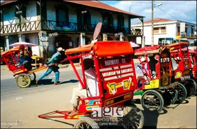 Dans cette île, ce moyen de transport est populaire. Un exploit pour le moteur de cet engin qu'on utilise comme un taxi-ville. Le tireur double le prix quand il pleut, vu qu'il prête un imperméable aux clients.
On les appelle affectueusement les posiposy, de quoi parle-t-on ?