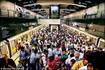 Depuis 2002, la capitale indienne peut compter sur son métro pour alléger ses rues de près de 117.250 véhicules chaque jour. Fiable, moderne, avec sa carte de transport super efficace, ses escalators interminables, du confort et de l'espace, entièrement public, propre ce qui fait contraste dans cette ville pas toujours aux soucis des normes d'hygiène. Où est-on ?