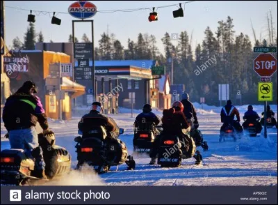 Cette région, qui s'étend sur 3 États américains, offre, avec cet unique parc national, des conditions de randonnées hivernales avantageuses. Près de 125 000 touristes s'offrent, annuellement, cette façon aventureuse de découvrir autrement. Bien sûr, cela fait un débat entre les amants de la conservation et ceux de l'accessibilité.
Où cela se passe-t-il ?