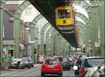 C'est le plus vieux système de monorail au monde. il a été construit en 1900 et est toujours en activité. Au fil des ans, le système a été allongé et restauré, on a ajouté des stations et des ponts, on a amélioré le confort et la propulsion. Maintenant, il vous faut identifier dans quelle ville il est en opération ?