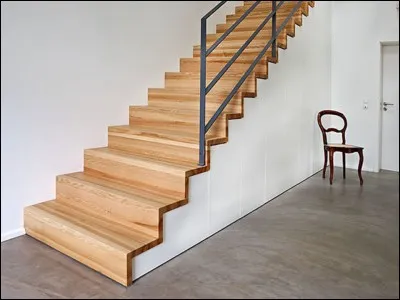 Comment traduit-on "marche d'escalier" en anglais ?