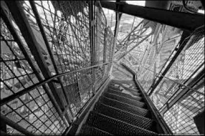 Combien la tour Eiffel compte-t-elle de marches ?
