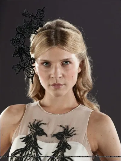 Qui prête sa tiare à Fleur Delacour pour son mariage ?