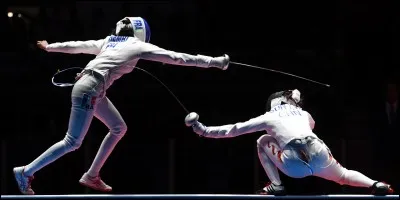 En combien de touches se d&eacute;roule un match individuel &agrave; l'&eacute;p&eacute;e ou au fleuret dans la cat&eacute;gorie senior ?