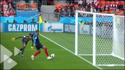 Quel joueur de l'équipe de France fit une passe décisive détournée par un joueur péruvien à Kylian Mbappé, seul devant le but lors du match France-Pérou ?