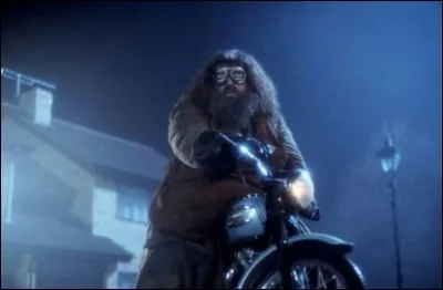 Les parents de Harry viennent d'être tués par le terrible Lord Voldemort. À qui appartient la moto que Rubeus Hagrid utilise pour amener Harry chez son oncle et sa tante ?