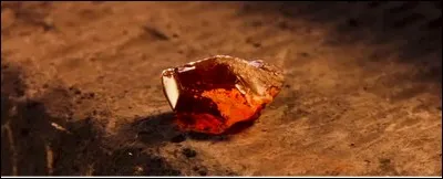 En milieu d'année, Harry, Hermione et Ron découvrent l'existence de la pierre philosophale. Cette pierre a été créée par Nicolas Flamel et procure de nombreux pouvoirs dont celui de l'immortalité. Quel âge a Nicolas Flamel ?