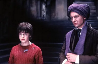 Lorsque Harry atteint la dernière protection de la pierre, il découvre avec surprise le professeur Quirrell. Cochez les informations exactes sur le Quirrell que nous découvrons à la fin.