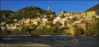 Commune d'Occitanie, sur les bords de l'Orb, Roquebrun se situe dans le d&eacute;partement ...