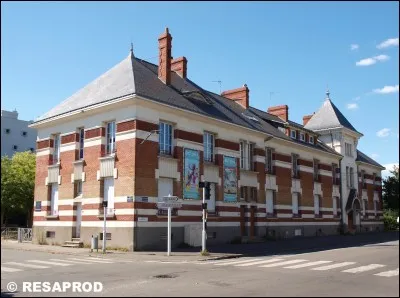 Avant la seconde guerre, la bâtiment de l'OMJ devant la médiathèque était :