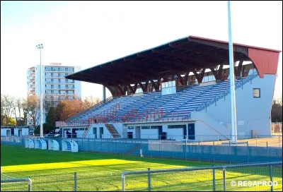 Combien de places comptent la tribune du stade Léo Lagrange ?