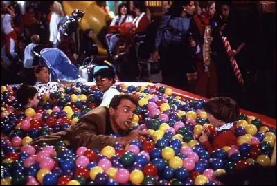 Que demande Howard à la petite fille au magasin ?