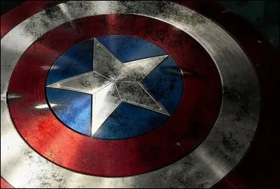 Après que la science ait transformé le physique de Steve Rogers, il reçoit un équipement. De quel métal est composé son bouclier ?
