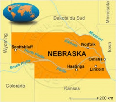 Traversé par la rivière Missouri, le Nebraska est un État du centre des États-Unis. Situé au cœur de la région des Grandes Plaines et du Midwest, son économie fonctionne principalement grâce à l'industrie agroalimentaire. Adhérant à l'Union le 1er mars 1867, sa superficie est de 200 520 km², pour une population atteignant 1 826 341 habitants. Quelle ville est sa capitale depuis son adhésion ?