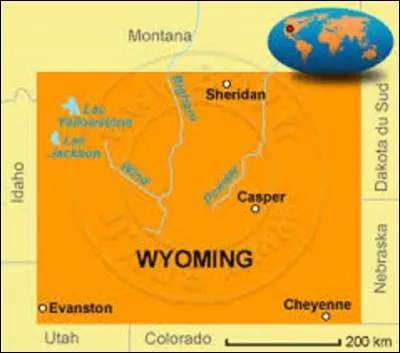 Et on termine avec un État de l'ouest, le Wyoming. D'une superficie de 253 338 km² pour une population de 563 626 âmes, Le tiers de son territoire est occupé par les Grandes Plaines et le reste par les montagnes. Adhérant à l'Union le 10 juillet 1890, premier État à accorder le droit de vote aux femmes, il est le moins peuplé des États-Unis. Quelle ville lui sert de capitale ?