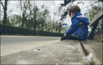 Qui chantait "Petit n'écoute pas ton père partir" ?