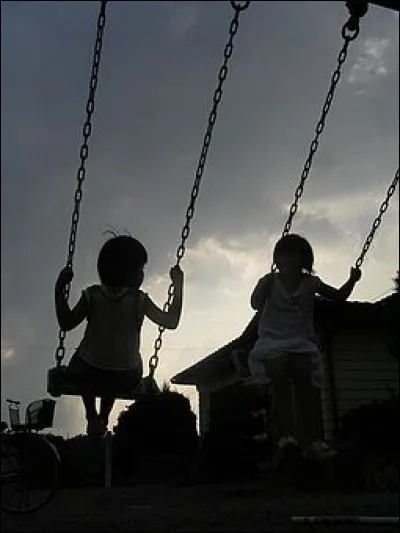 Ce CAP a joliment chanté les années 80 sur une balançoire...