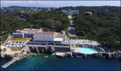 Ce CAP est à l'ouest de la patrie d'Albert et Charlène, et abrite le palace des stars du festival de Cannes, entre autres privilégiés...