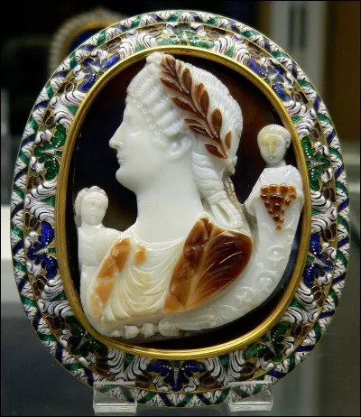 Messaline est la soeur de Claude.