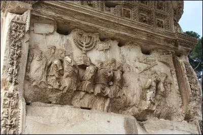 Britannicus est le fils de Claude.