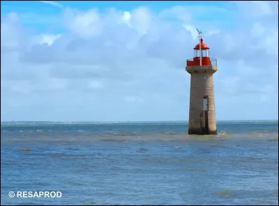 Combien mesure le phare de Villès-Martin ?