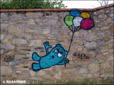 Qui sont les personnages bleus que l'on trouve peints sur les murs à travers la ville ?
