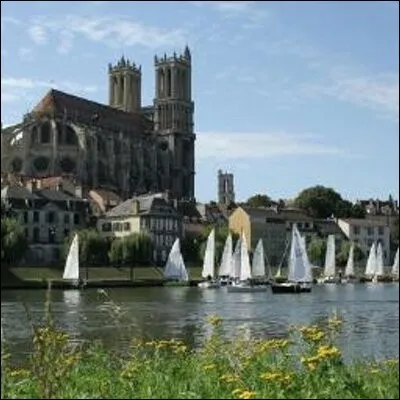 Dans quel département se situe Mantes-la-Jolie ?