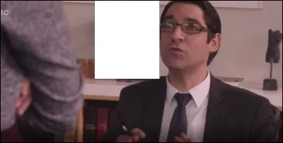 Qu'est-ce qu'on peut voir derrière Victor sur l'étagère ?