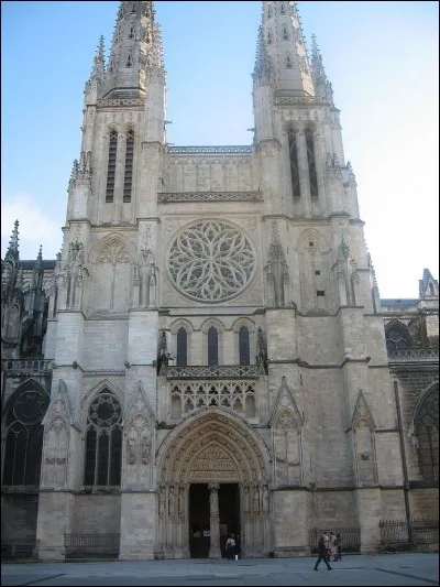 La cathédrale Saint-André de Bordeaux se trouve sur la place Pey-Berland ?