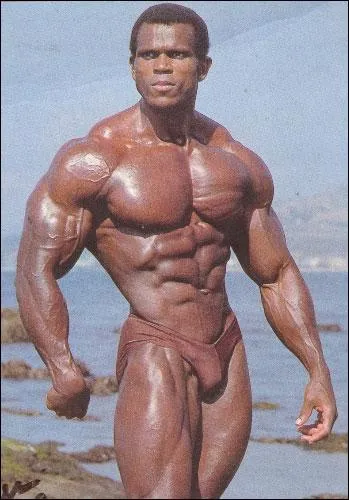 Il a remport le titre de Mr Europe (1966), de culturiste. Il s'appelle :