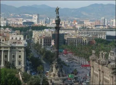 Sur le port trne un homme clbre au sommet d'une colonne. Il s'agit de :