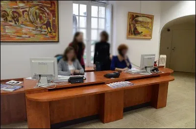 Par ailleurs, notre caserne dispose aussi de plusieurs installations pour que nos héros puissent travailler dans de bonnes conditions. Commençons par là : c'est ici que le public est reçu et de même les appels d'urgence émanant de la plateforme d'appels d'urgence. C'est le...