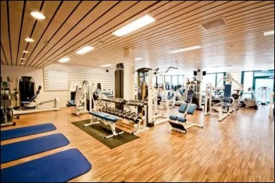 Hors intervention, les soldats du feu maintiennent leurs forces dans cette salle de...