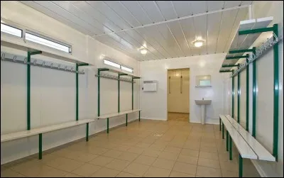 Ils passent d'une tenue de sport à celle de leur uniforme en quelques secondes dans cette salle. Qu'est-ce que c'est ?